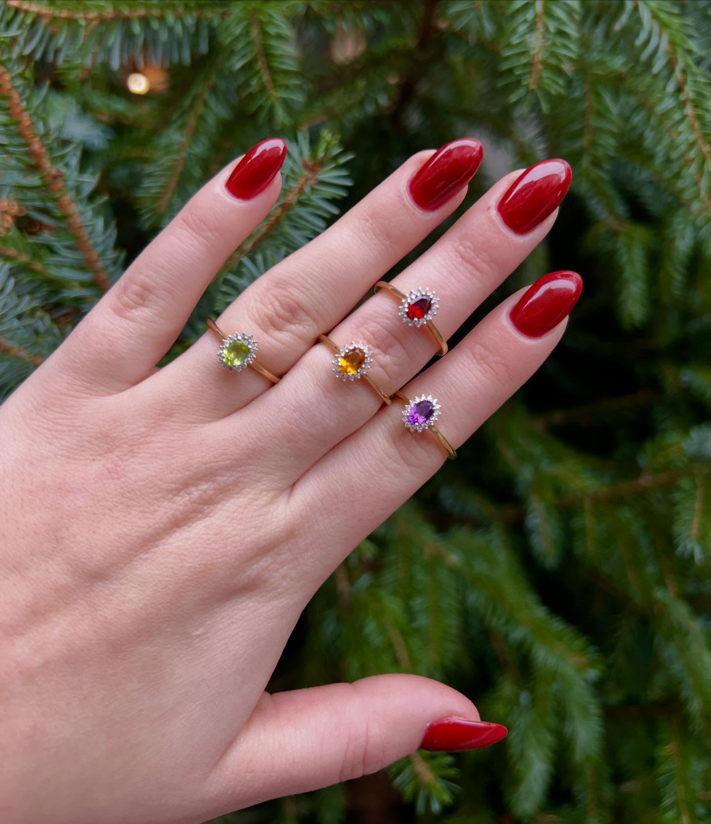 Kleurrijke edelstenen ringen